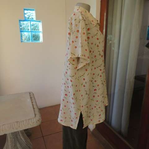Boutique made cream short sleeve top with white/orange daisies. Button down. Size 44/20.As new