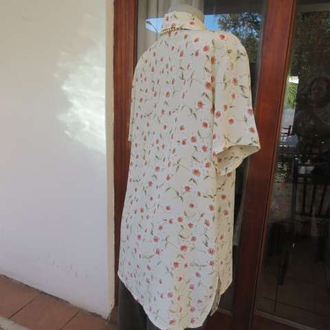 Boutique made cream short sleeve top with white/orange daisies. Button down. Size 44/20.As new