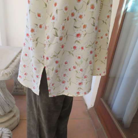 Boutique made cream short sleeve top with white/orange daisies. Button down. Size 44/20.As new