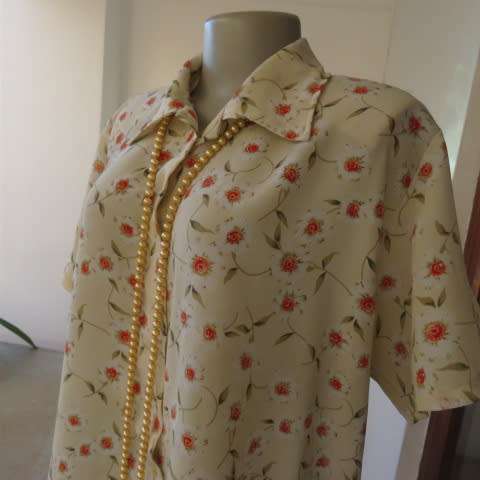 Boutique made cream short sleeve top with white/orange daisies. Button down. Size 44/20.As new