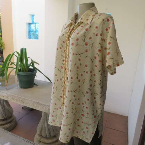 Boutique made cream short sleeve top with white/orange daisies. Button down. Size 44/20.As new