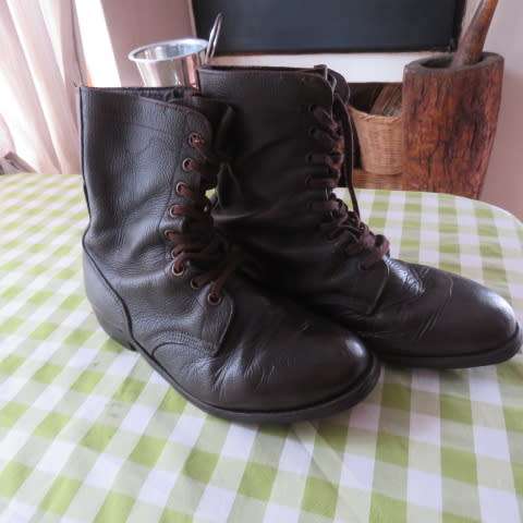 Pair of SADF army brown genuine leather boots in size 9 issued 2002 by BAGSHAW. Army size 270M