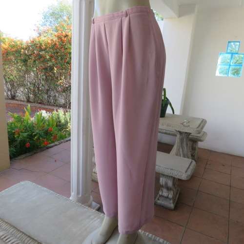 Vintage wide cut straight legged ankle length pants in size 36/12 by 'Topics'. Good condition.