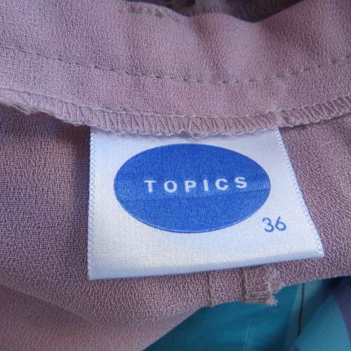 Vintage wide cut straight legged ankle length pants in size 36/12 by 'Topics'. Good condition.