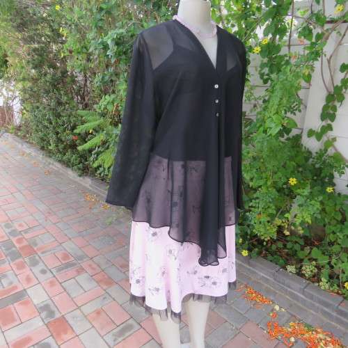 Waterfall style sheer black long sleeve top with V front size 38/14. In 100% polyester fabric.