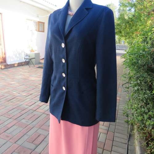 Absolute stunning navy fully lined button down jacket in textured polyester.Size 34/10 by INTERMEZZO