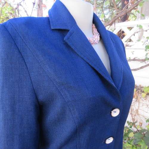 Absolute stunning navy fully lined button down jacket in textured polyester.Size 34/10 by INTERMEZZO