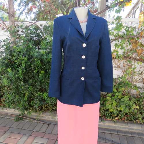 Absolute stunning navy fully lined button down jacket in textured polyester.Size 34/10 by INTERMEZZO