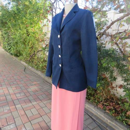 Absolute stunning navy fully lined button down jacket in textured polyester.Size 34/10 by INTERMEZZO