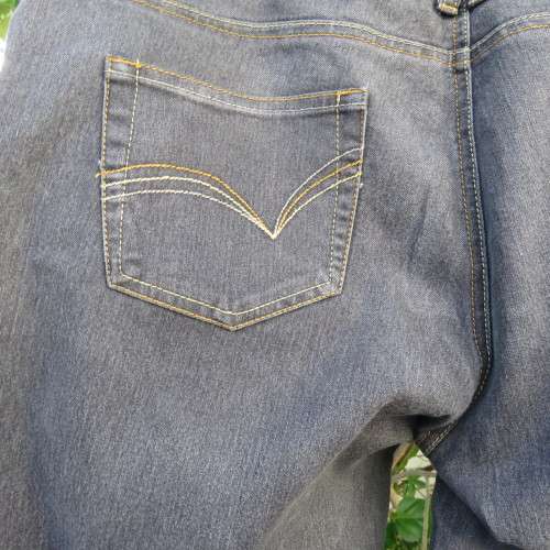 Cropped blue denim jeans by KELSO in size 40/16. With leg turnovers. New condition.