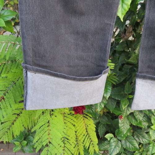 Cropped blue denim jeans by KELSO in size 40/16. With leg turnovers. New condition.