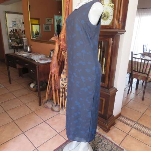 Stunning sleek maxi dress in 2 layers. Sleeveless with round neckline size 36/12. As new.