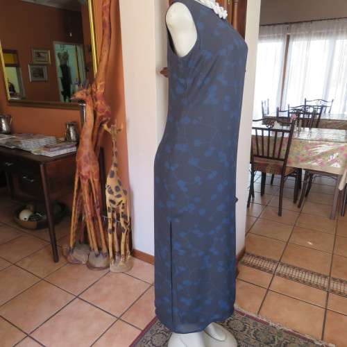 Stunning sleek maxi dress in 2 layers. Sleeveless with round neckline size 36/12. As new.