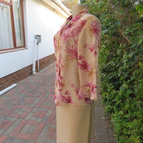 Beautiful top in cream colour with floral patterns in shades of pinks. Size 36/12 by 'Massumi'.