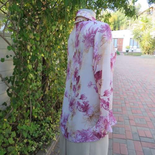 Beautiful top in cream colour with floral patterns in shades of pinks. Size 36/12 by 'Massumi'.