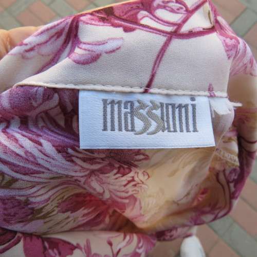 Beautiful top in cream colour with floral patterns in shades of pinks. Size 36/12 by 'Massumi'.