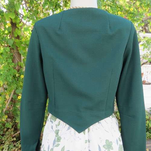 Hunters green cropped crimplene button down top with long sleeves. V neckline size 34/10.