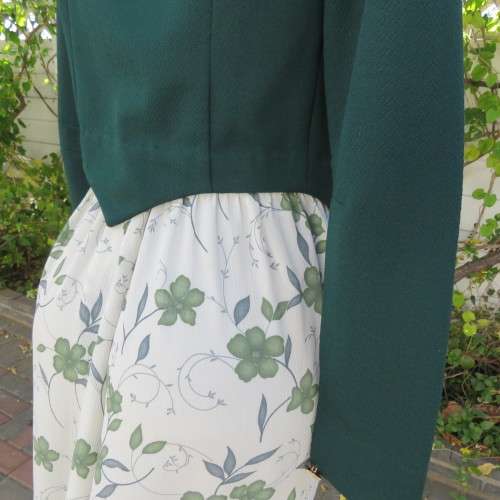 Hunters green cropped crimplene button down top with long sleeves. V neckline size 34/10.