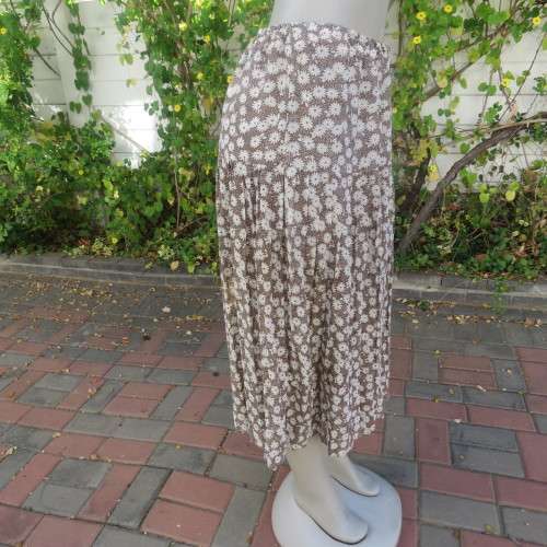 Fabulous light weight skirt in light brown with white daisies. Wide yoke with knife pleats. Size 46