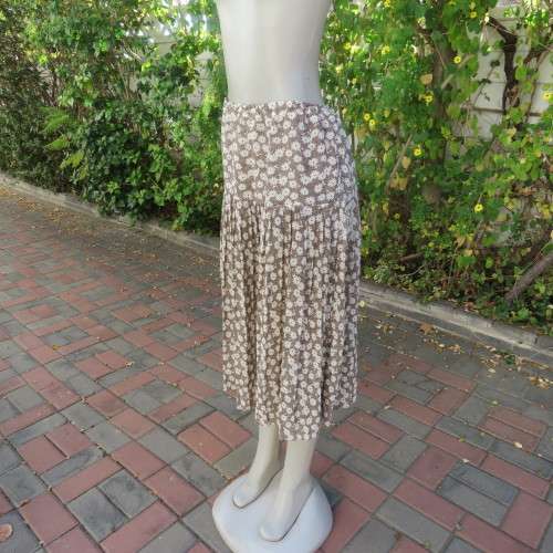 Fabulous light weight skirt in light brown with white daisies. Wide yoke with knife pleats. Size 46