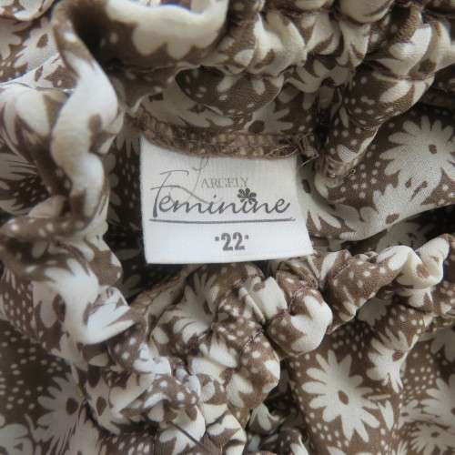 Fabulous light weight skirt in light brown with white daisies. Wide yoke with knife pleats. Size 46