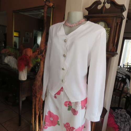 White long sleeve top by `TRUWORTHS` in size 38/14.Button down with scolloped edges. Good cond.