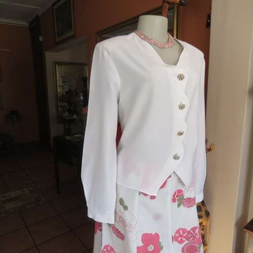 White long sleeve top by `TRUWORTHS` in size 38/14.Button down with scolloped edges. Good cond.