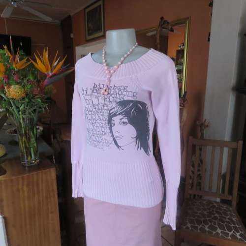 BILLABONG long raglan sleeve sweater in pale pink with logo in size 32/8 In acrylic and cotton blend