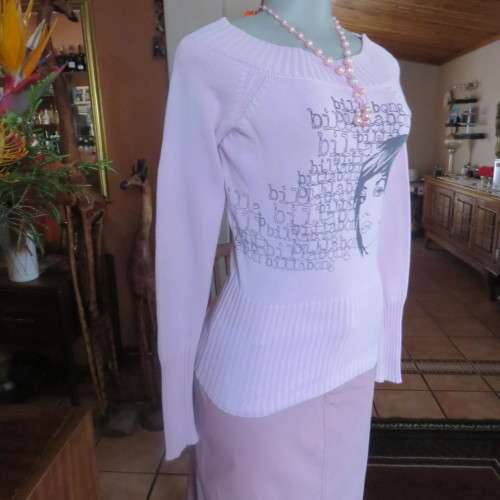 BILLABONG long raglan sleeve sweater in pale pink with logo in size 32/8 In acrylic and cotton blend