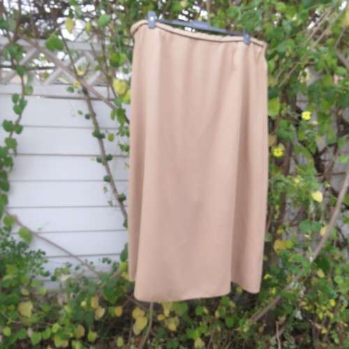 Rich cream colour pencil skirt in size 46/22 by ASPIRE. Black edging on front waistband. Good cond.