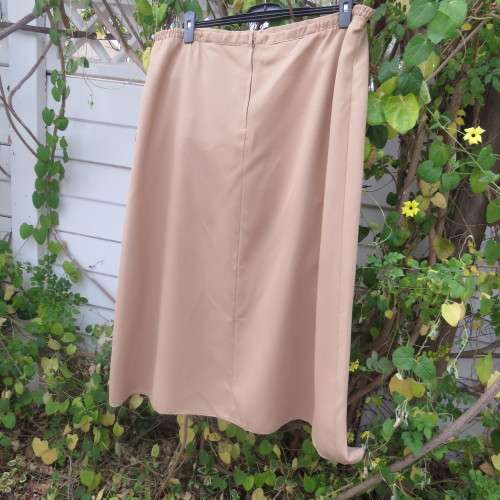 Rich cream colour pencil skirt in size 46/22 by ASPIRE. Black edging on front waistband. Good cond.