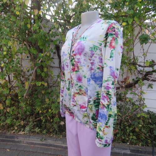 Casual but smart zipup long sleeve top in white with cheerful pattern. Size 38/14 by FASHION EXPRESS