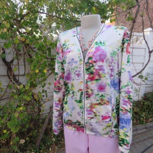 Casual but smart zipup long sleeve top in white with cheerful pattern. Size 38/14 by FASHION EXPRESS