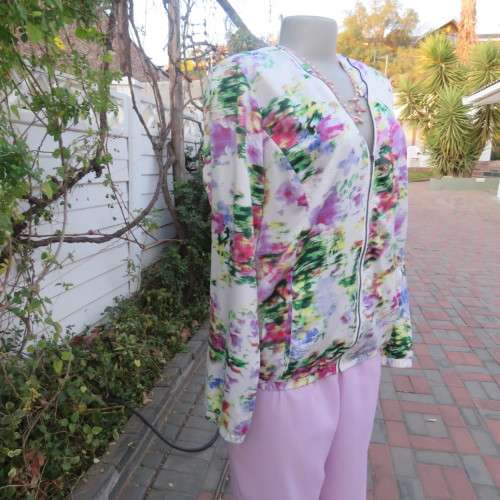 Casual but smart zipup long sleeve top in white with cheerful pattern. Size 38/14 by FASHION EXPRESS