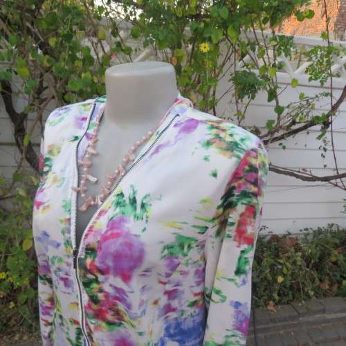 Casual but smart zipup long sleeve top in white with cheerful pattern. Size 38/14 by FASHION EXPRESS