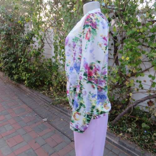 Casual but smart zipup long sleeve top in white with cheerful pattern. Size 38/14 by FASHION EXPRESS