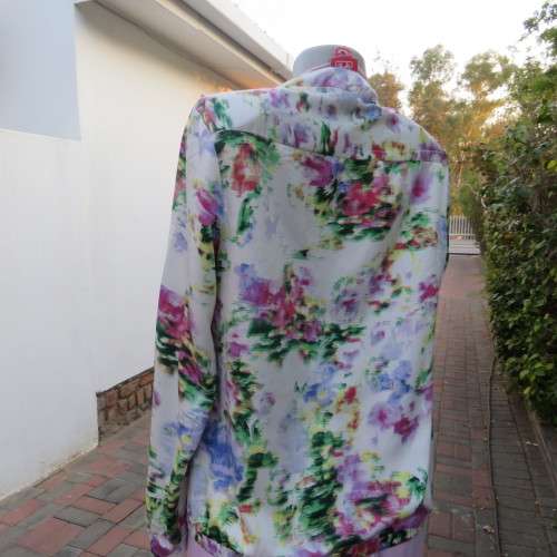 Casual but smart zipup long sleeve top in white with cheerful pattern. Size 38/14 by FASHION EXPRESS