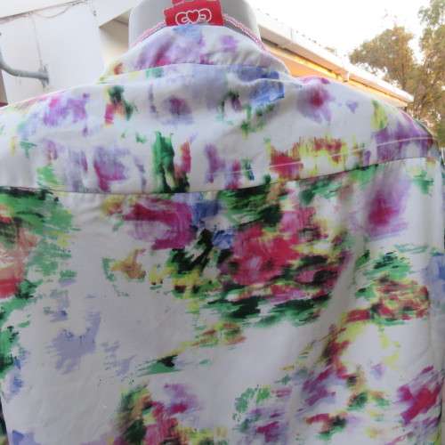 Casual but smart zipup long sleeve top in white with cheerful pattern. Size 38/14 by FASHION EXPRESS