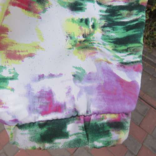 Casual but smart zipup long sleeve top in white with cheerful pattern. Size 38/14 by FASHION EXPRESS