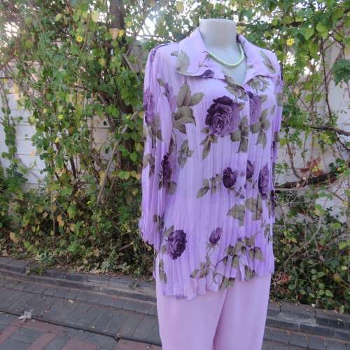 Eyecatching permanent pleated lilac button down blouse with darker roses size 40/16. As new.
