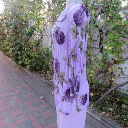 Eyecatching permanent pleated lilac button down blouse with darker roses size 40/16. As new.