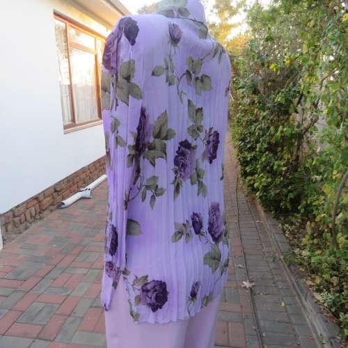 Eyecatching permanent pleated lilac button down blouse with darker roses size 40/16. As new.