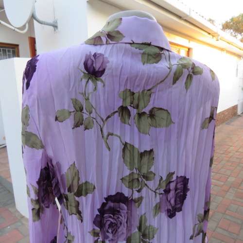 Eyecatching permanent pleated lilac button down blouse with darker roses size 40/16. As new.