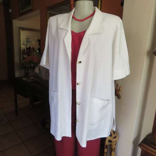 Smart white short sleeve summer jacket with button down front. Size 46 to 48. New condition.
