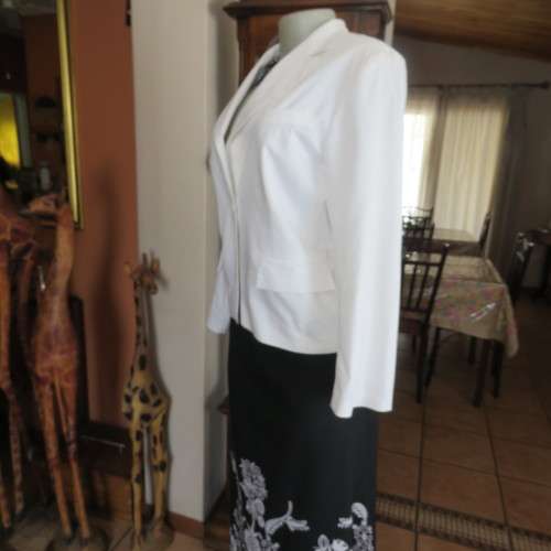 White upstyle white long sleeve tailored jacket. Size 38/14 by KELSO PETITE. Open collar fully lined