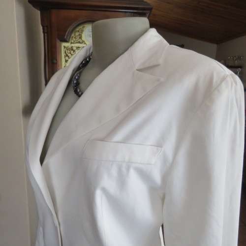White upstyle white long sleeve tailored jacket. Size 38/14 by KELSO PETITE. Open collar fully lined