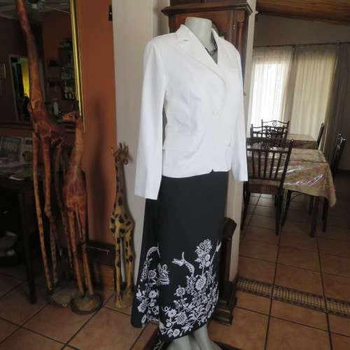 White upstyle white long sleeve tailored jacket. Size 38/14 by KELSO PETITE. Open collar fully lined
