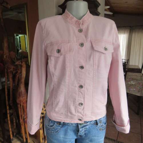 On trend pale pink long sleeve casual bomber style jacket from BANDOLINOBLU size 36/12. As new.