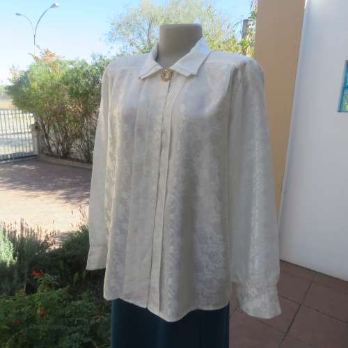 Amazing silky white floral embossed long sleeve blouse in size 42/18. With shirt collar. As new.
