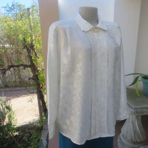 Amazing silky white floral embossed long sleeve blouse in size 42/18. With shirt collar. As new.